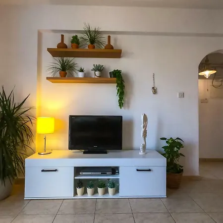 Ron's Pergola アパート